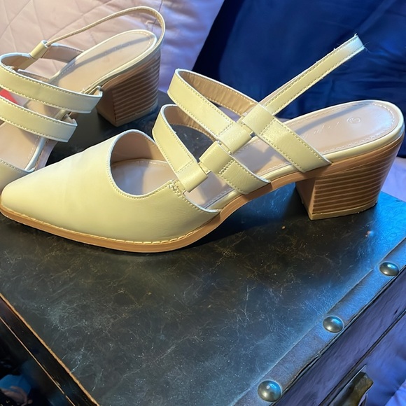 Lovely Stacked Heel shoes - Picture 3 of 9